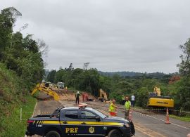 Cratera se abre na BR-277, em Curitiba, e interdita parte da pista