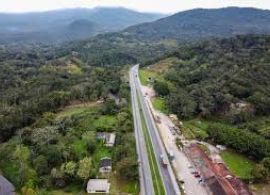 BR-277 tem bloqueio de pista no Litoral do Paraná e trecho registra lentidão